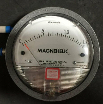 Dwyer 2000 1.5Kpa Magnehelic Differential Pressure Gauge: Lực lượng đo chính xác FS 2%