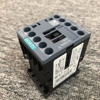 Bộ tiếp điểm nguồn 3 cực Siemens 3RT2015-1AF01 với dòng điện định mức 7 A và điện áp cuộn dây xoay chiều 110 V