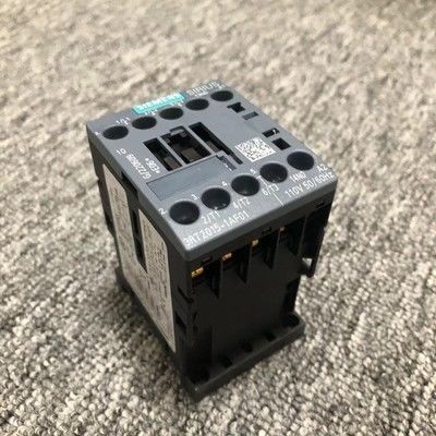 Bộ tiếp điểm nguồn 3 cực Siemens 3RT2015-1AF01 với dòng điện định mức 7 A và điện áp cuộn dây xoay chiều 110 V