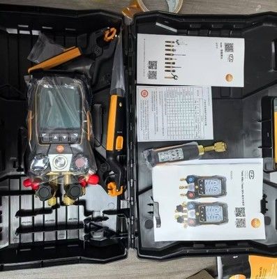 testo 557s Smart Vacuum Kit với vòi - Smart Digital manifold với ống hút không dây và các đầu dò nhiệt độ không dây và 4 bộ vòi