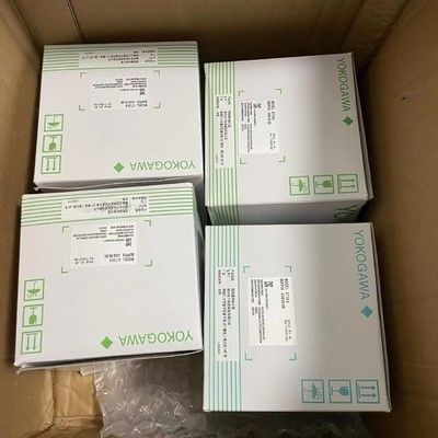 Bộ điều khiển nhiệt độ kỹ thuật số UT35A với màn hình LCD màu 14 đoạn, điều khiển trình tự bậc thang và giao tiếp Ethernet