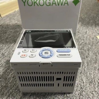 Bộ điều khiển nhiệt độ kỹ thuật số UT35A với màn hình LCD màu 14 đoạn, điều khiển trình tự bậc thang và giao tiếp Ethernet