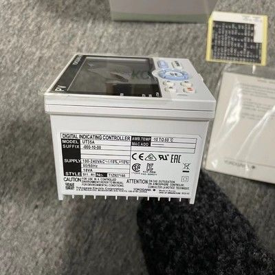 Bộ điều khiển nhiệt độ kỹ thuật số UT35A với màn hình LCD màu 14 đoạn, điều khiển trình tự bậc thang và giao tiếp Ethernet