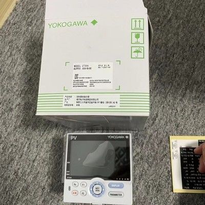 Bộ điều khiển nhiệt độ kỹ thuật số UT35A với màn hình LCD màu 14 đoạn, điều khiển trình tự bậc thang và giao tiếp Ethernet
