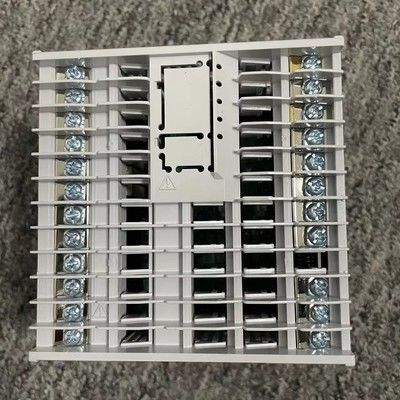 Bộ điều khiển nhiệt độ kỹ thuật số UT35A với màn hình LCD màu 14 đoạn, điều khiển trình tự bậc thang và giao tiếp Ethernet