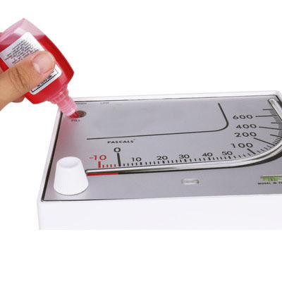 KMC-700 Máy đo áp suất chênh lệch dầu đỏ cho nuôi trồng thủy sản với độ chính xác ± 3% và thiết kế nhỏ gọn 190×150×32MM